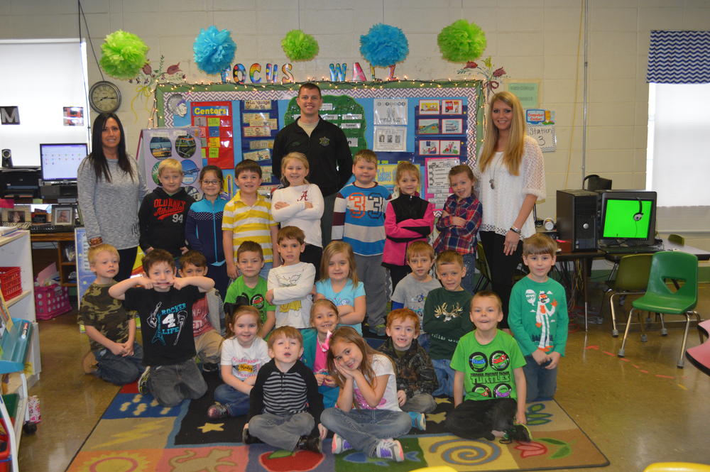 kindergarten students, 2 teachers, Deputy Green